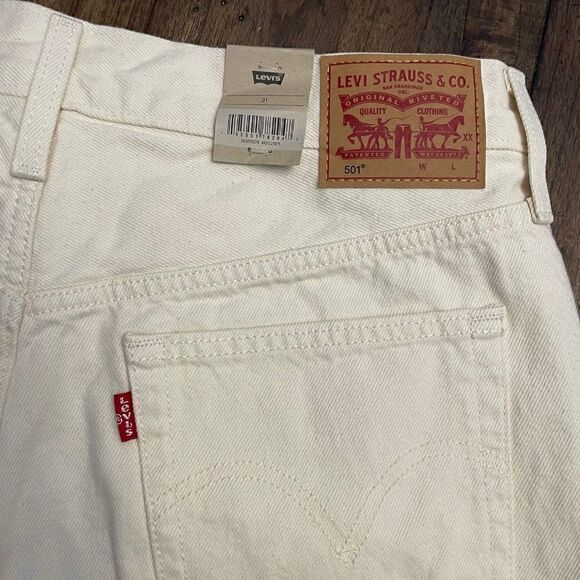 Levi’s 501 Light Stonewash Butterfly Shorts - Picture 4 of 10